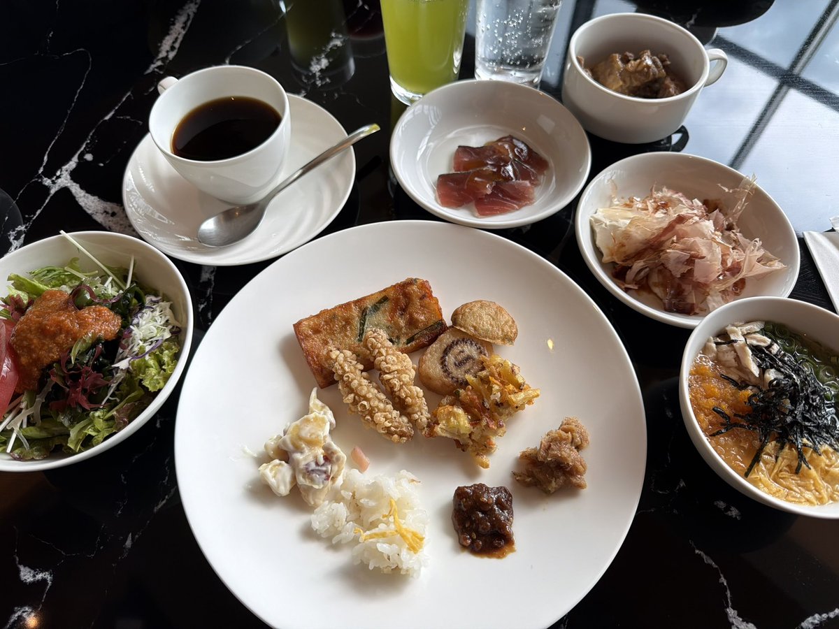 lontano76's tweet photo. 朝食はレストランにて。マリオットのプラチナ以上であればウェルカムギフトで選択できます。ちなみに火〜金はレストラン一択とのこと。
鹿児島の食材を使った料理がふんだんに。鶏飯や薩摩揚げ、キビナゴなどご当地ものが味わえるのは嬉しい。和洋様々、品数豊富です。 https://t.co/mb4hbncLVb