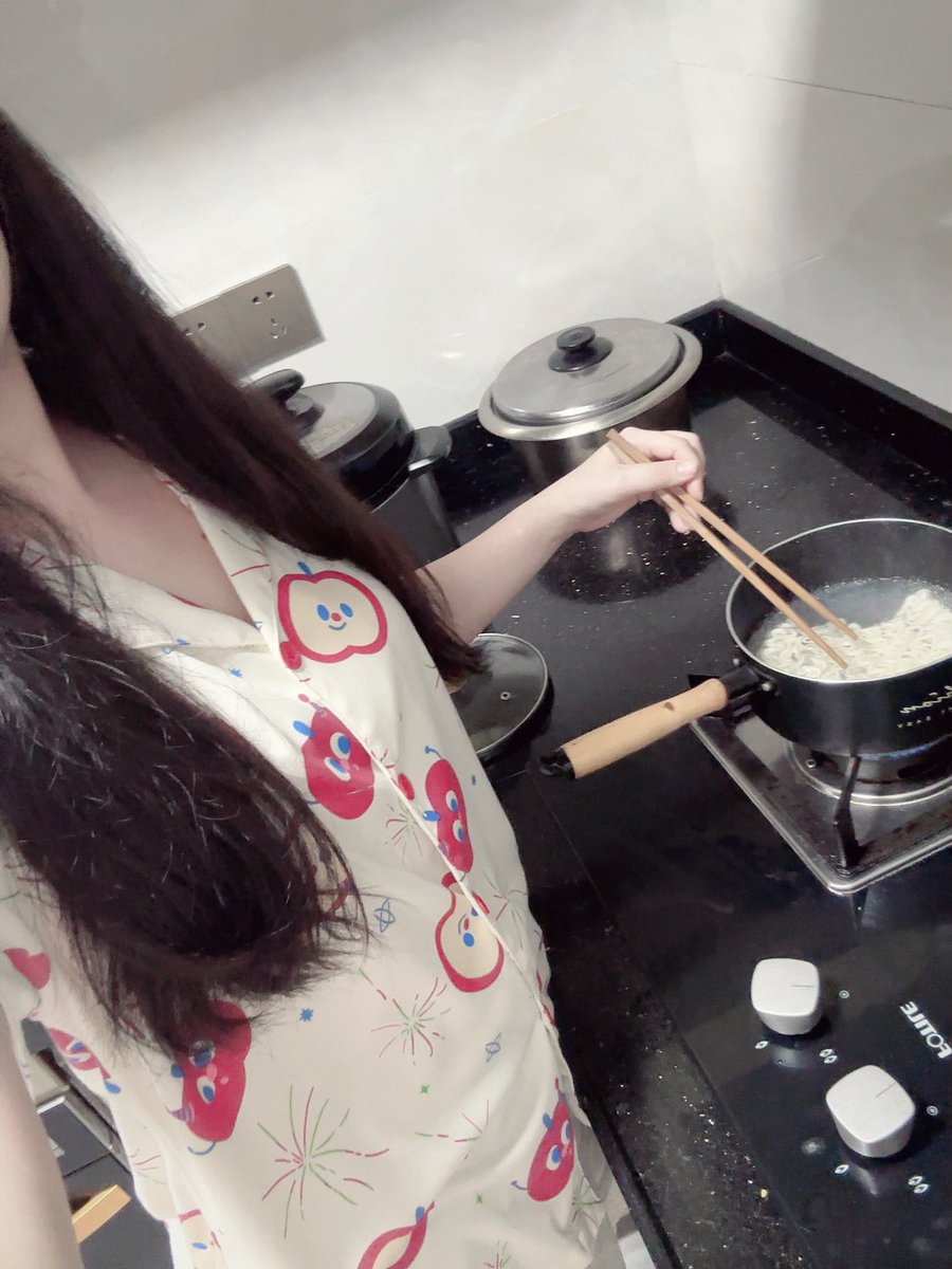 iikio_o's tweet photo. 今天我最大，奖励自己一碗豪华泡面， https://t.co/3rA8NMvNtX