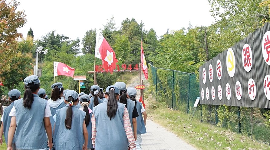 zh2641268192's tweet photo. 研学学生身穿红军军装化身“小红军”，在讲解员的带领下沉浸式感受战场烽火。 https://t.co/P8KwdZgHTt