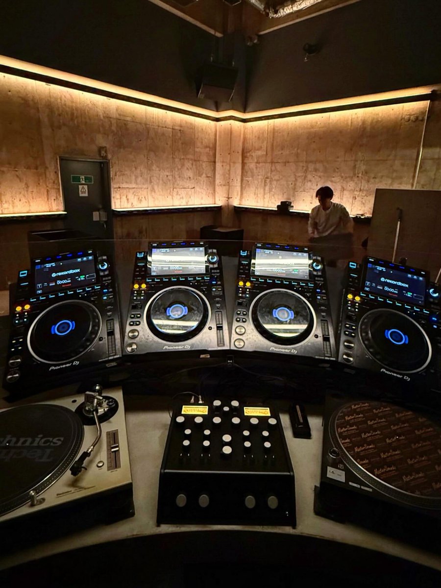 DominiqueShl's tweet photo. time for the music 🎛️ sound check https://t.co/H4nVB0PDtQ