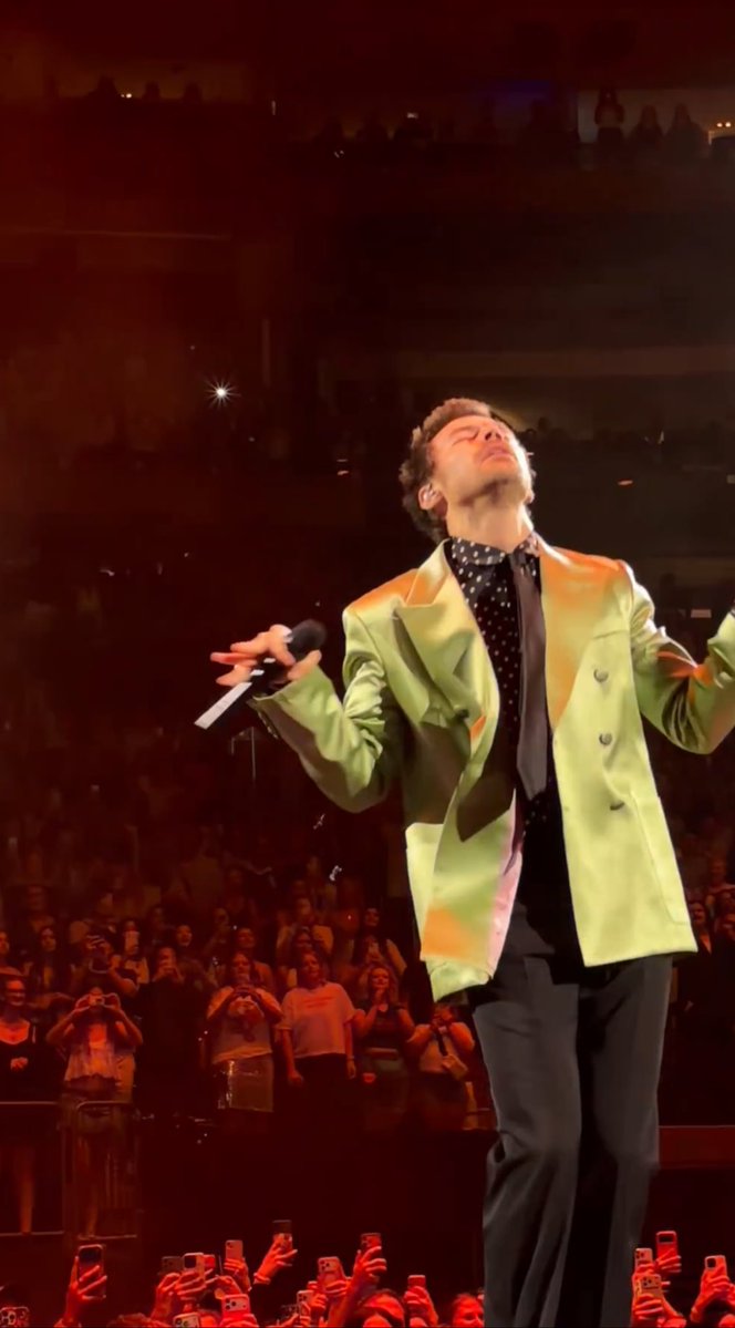 _sweet_cherri's tweet photo. Harry Styles MSG N12 #HarryStyles https://t.co/nkUUkZ2d6R