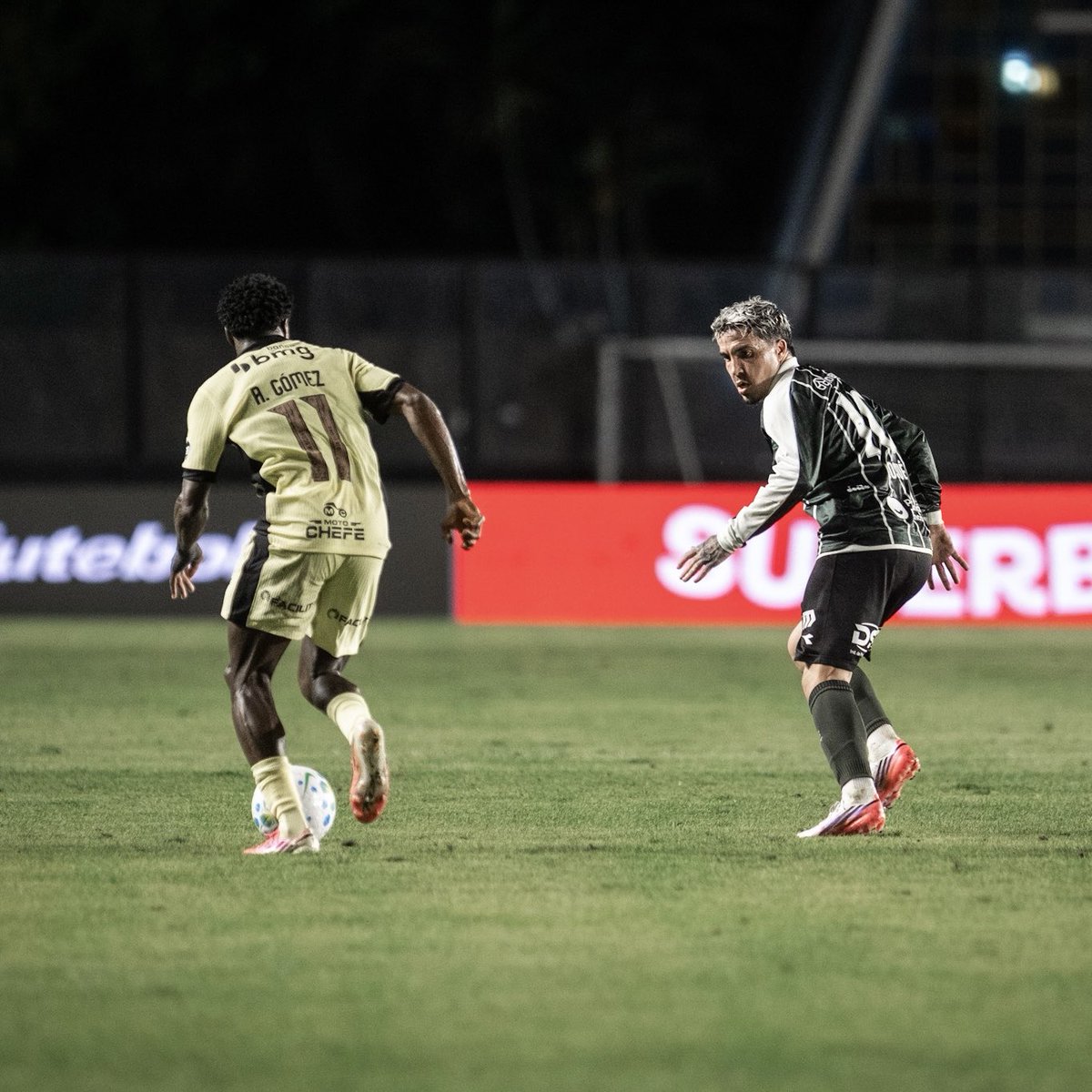 COXAnautas's tweet photo. VEXAME EM SÃO JANUÁRIO!

O Coritiba foi atropelado pelo Vasco e sofreu uma goleada humilhante por 5 a 0.

Uma atuação para esquecer. O Coxa foi presa fácil durante os 90 minutos, não conseguiu reagir e terminou a partida com apenas uma finalização no gol adversário.

Hoje, em São Januário, o Coritiba não jogou. Assistiu ao Vasco jogar. E isso é muito preocupante. A reta final do Brasileirão está chegando e o time do Coritiba precisa manter a concentração e não jogar a boa campanha até por água abaixo.

O Coritiba volta a campo só no dia 08/10 para enfrentar o Fluminense, em partida que também será no Rio de Janeiro.