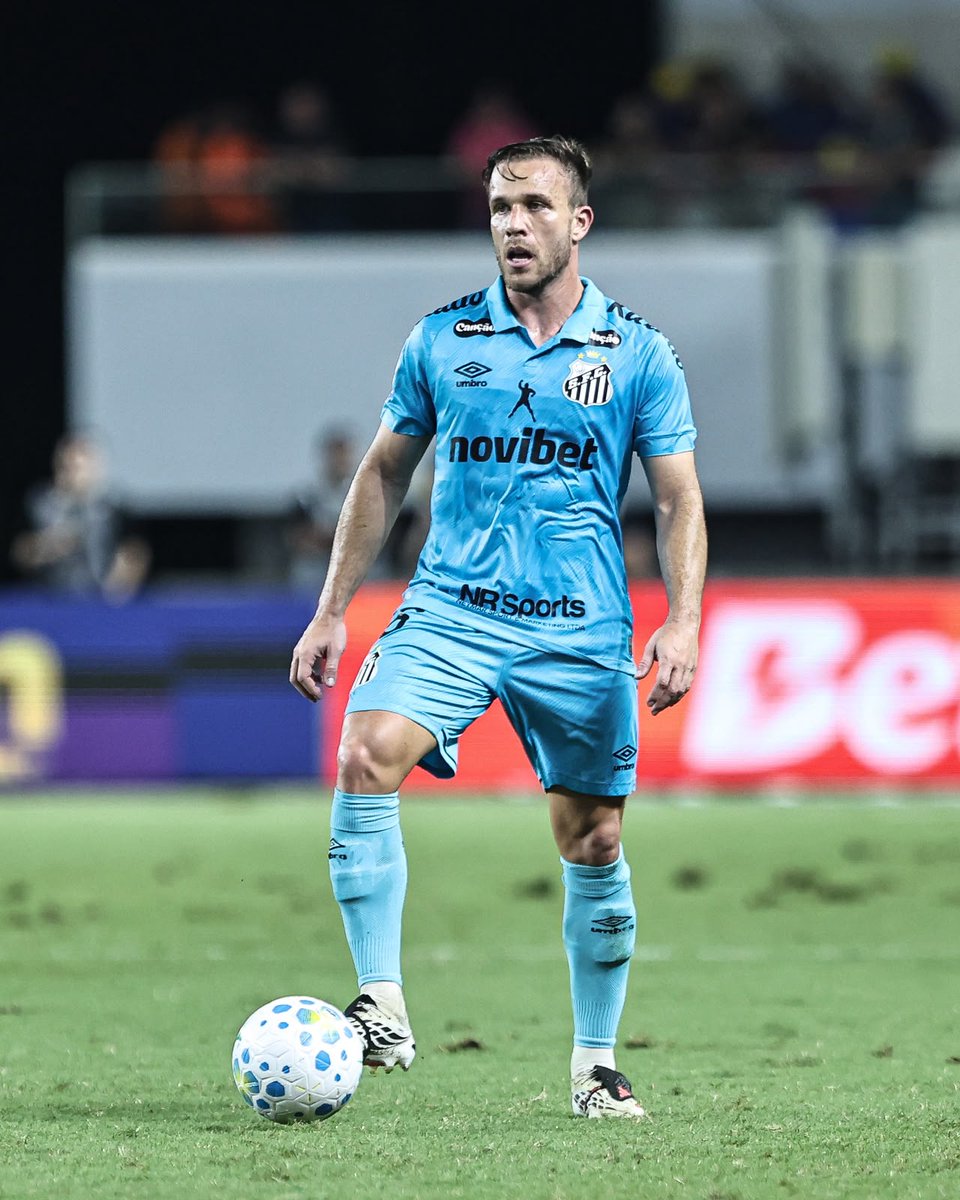 SantosFC's tweet photo. Muita classe. Mais uma vez absoluto no meio-campo. 👔 https://t.co/MktW5JfWEQ