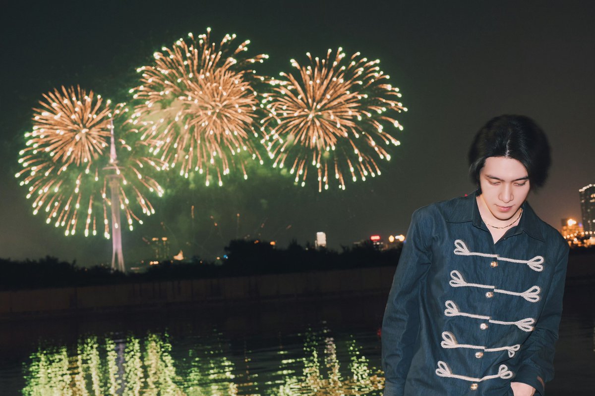 289film's tweet photo. 📸 #hendery studio weibo update:

“a sky full of sparks, the whole universe is twinkling for you. Let's go watch the fireworks together” https://t.co/h737MaNWzR