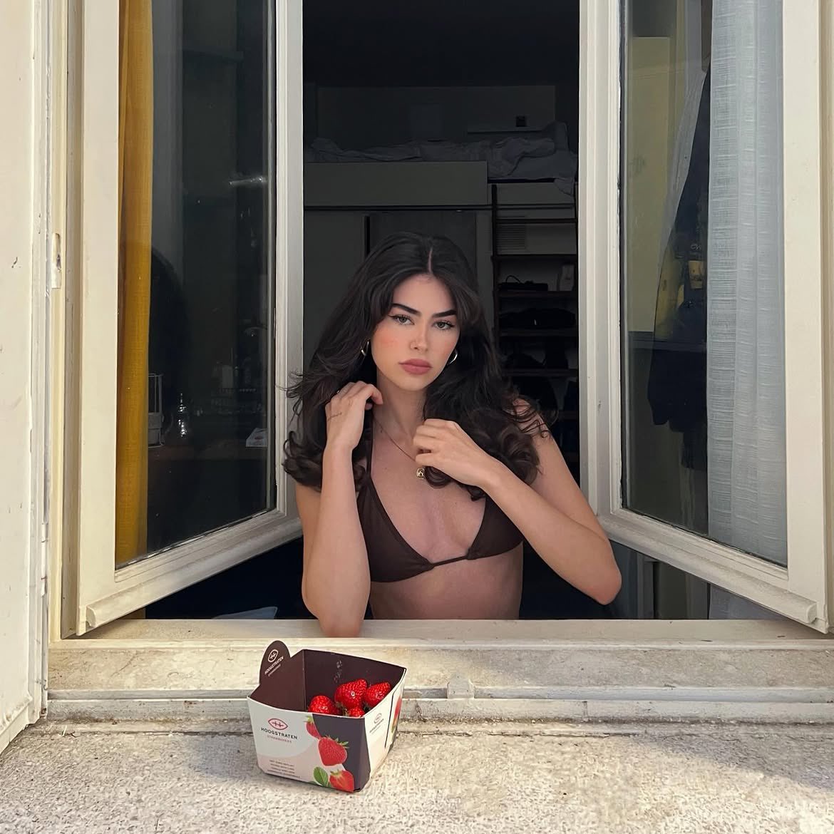 dsrALESSANDRAAA's tweet photo. morning from me &amp; my strawberries 🌥️🍓 https://t.co/2tS1vdBZ1j