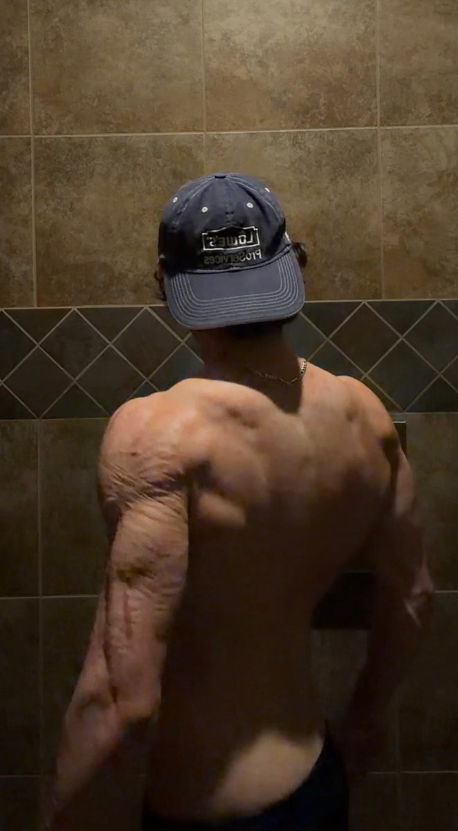 grad3s's tweet photo. back vein poppin now lowk https://t.co/3UJ74vvsnw
