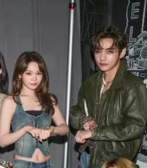 ozwmerx's tweet photo. Tae standing near Chaewon didn’t cause drama cuz he actually knows how to behave. Meanwhile dumbass Kook blindly likes, reposts &amp; comments on female idols’ vids for cheap thrills. Knowing damn well he has the most unhinged parasocial stans who’ll go harass those women.🤮🤮🤮🤮🤮 https://t.co/cUAHt2Tz4k