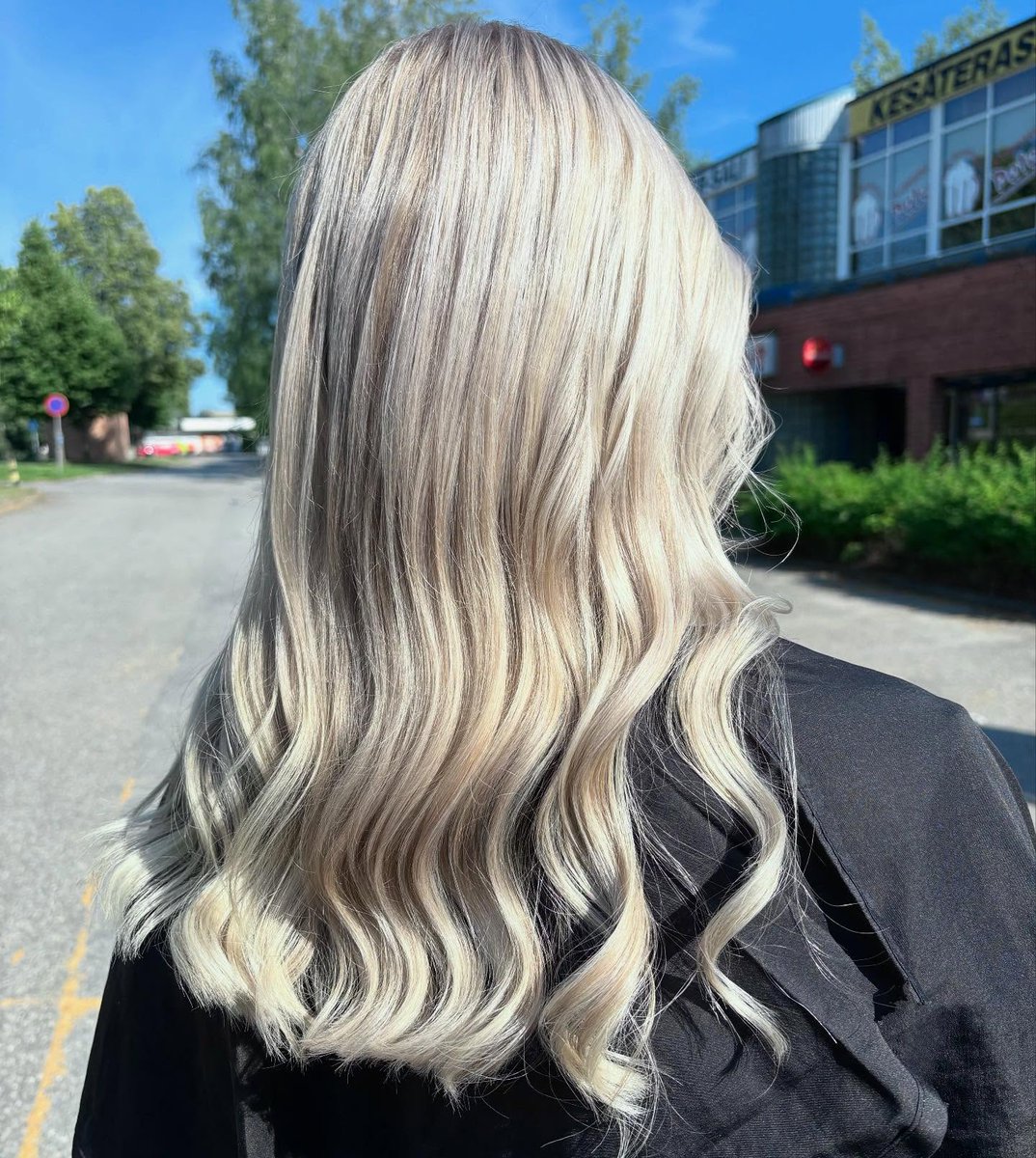 KeeleyPozzb9's tweet photo. Summer hair, sunshine, and warmth. We added lots of fine highlights to achieve the coolest, lightest result possible. https://t.co/XiltsabDyz