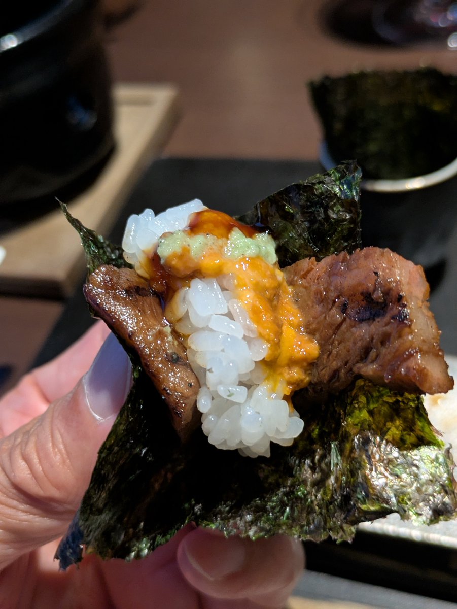 drillparma1's tweet photo. 昨夜の夕食
海苔で、松阪牛網焼き、生ウニ、ご飯を巻いて食べたのが絶品。
鱧と松茸のしゃぶしゃぶ。
アワビとか伊勢海老とか。 https://t.co/KOKN1vGuJ4
