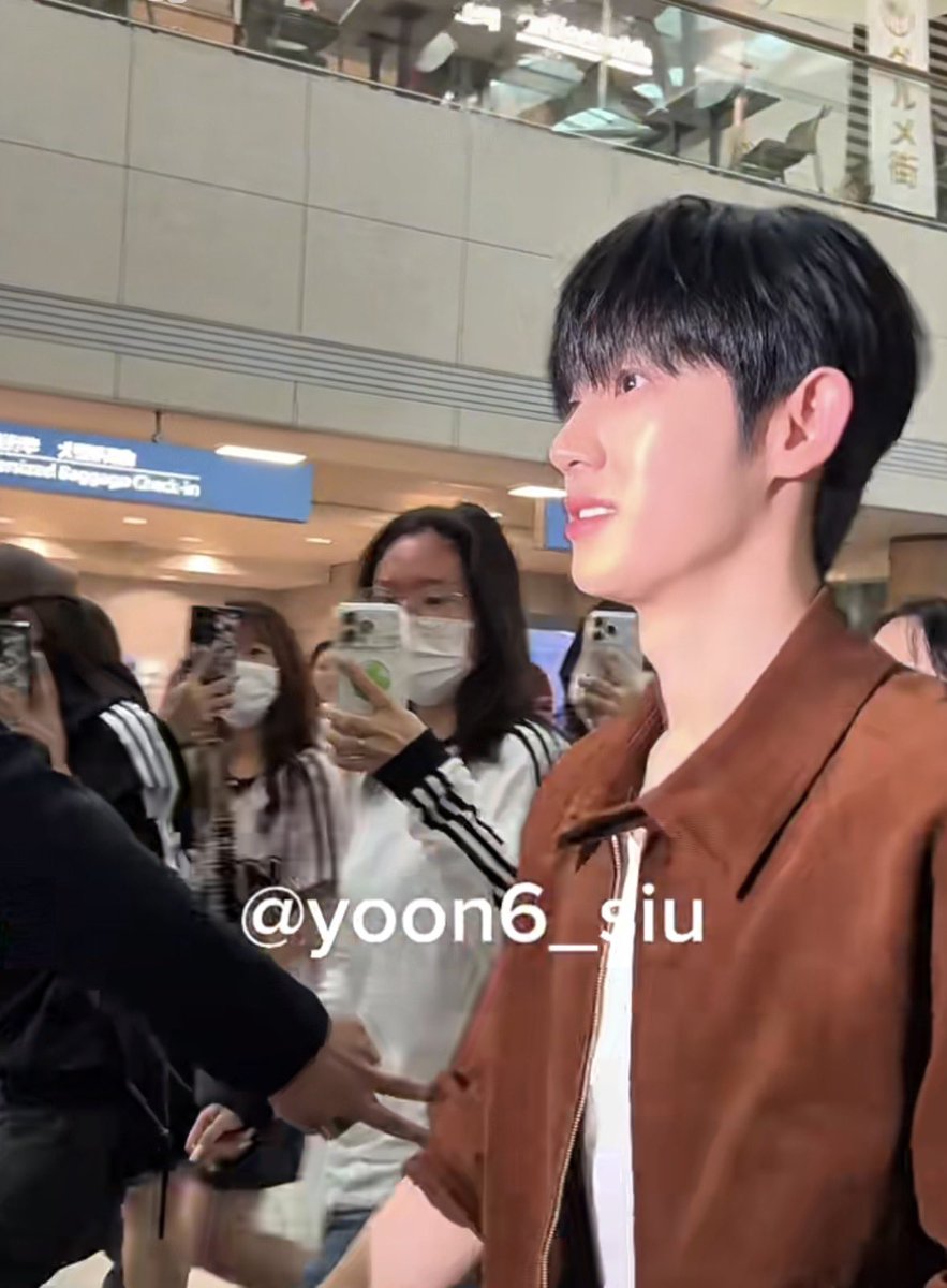 Violinti4SY's tweet photo. Shuu is so beautiful even the camera flash got blinded by how bright he is😭🤣 THE DERMA LAST NIGHT IS DOING ITS JOB HAHAHAHAAHAHAHAHAHAHAHAHAHAHAHAHAHAHA https://t.co/FhSQuz8kkV
