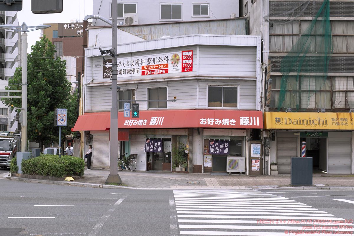 toq8247's tweet photo. いつだったかたまたまみつけ、広島に行ったとき、極力立ち寄るようにしている藤川商店さん。店員さんに顔を覚えられたけぇ、常連さんの仲間入りかな？もちろんぶちうまいんよ。じゃけ、特にデーゲームの前は大混雑じゃが、カープファン同士や時には相手チームのファンとの交流もあるのもええのぉ。 https://t.co/0TJ7cLakM2