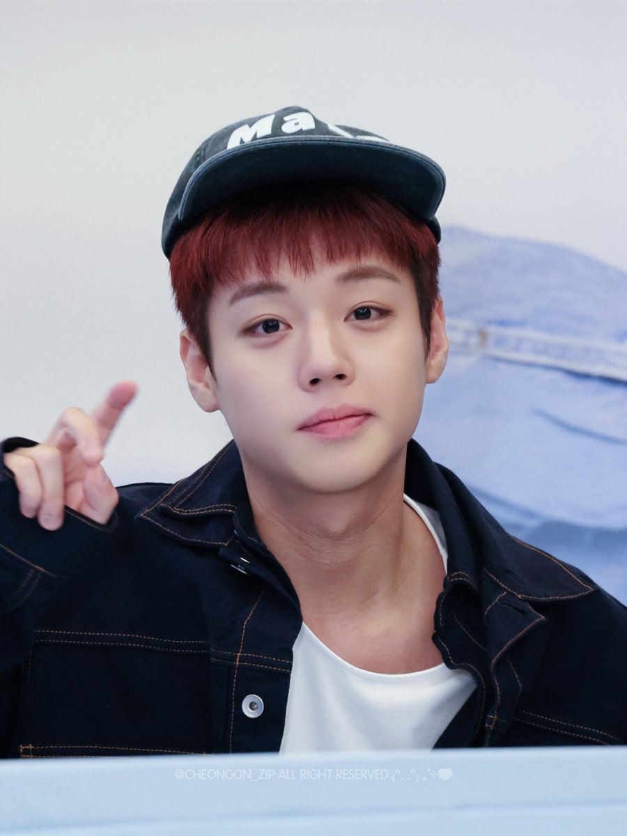 cheongon_zip's tweet photo. 260919 박지훈 기영이 팬싸

모자 띨롱쓴거 개웃기고 비둘기 튀어나올거가틈 🕊 https://t.co/hs7TqRHxjY