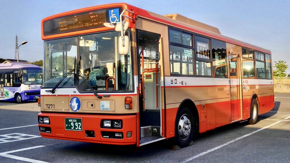 shinkibus's tweet photo. 本日9月20日は #バスの日 🚌💨
神姫バスが大好きな皆様に、車両担当からもらった特選バスをプレゼント🎁

4670⏩前後扉ノンステ、ふそうの試作車
6550⏩元明石市営、この顔でツーステはレア
7271⏩日野×西工の希少車、神姫に2台
これからも、もっともっと沼ろうね❤️
#神姫バス　#ふそう　#日野　#西工 https://t.co/DGEi1SVMff