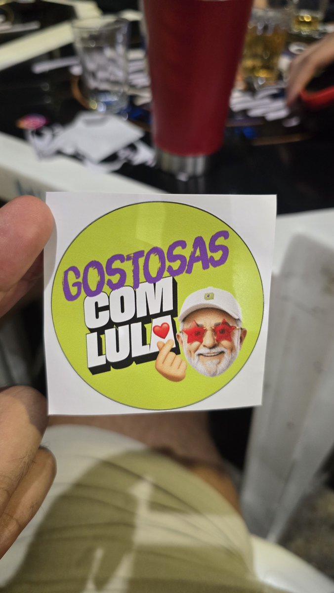 levyyuki_'s tweet photo. Quase 22h da noite umas divas entregado adesivo do lula no centro, fiz questão de pegar o meu, a juventude no AM é Lula 13 ⭐🚩 https://t.co/SPj0FeeG4c