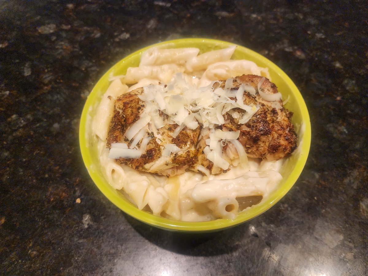 KohiiQueenn's tweet photo. Lemon garlic & herb chicken THEIGH Alfredo. With asiago
Honestly theighs have more flavor
#simplefoods #cheflife https://t.co/pONnNfOtuE
