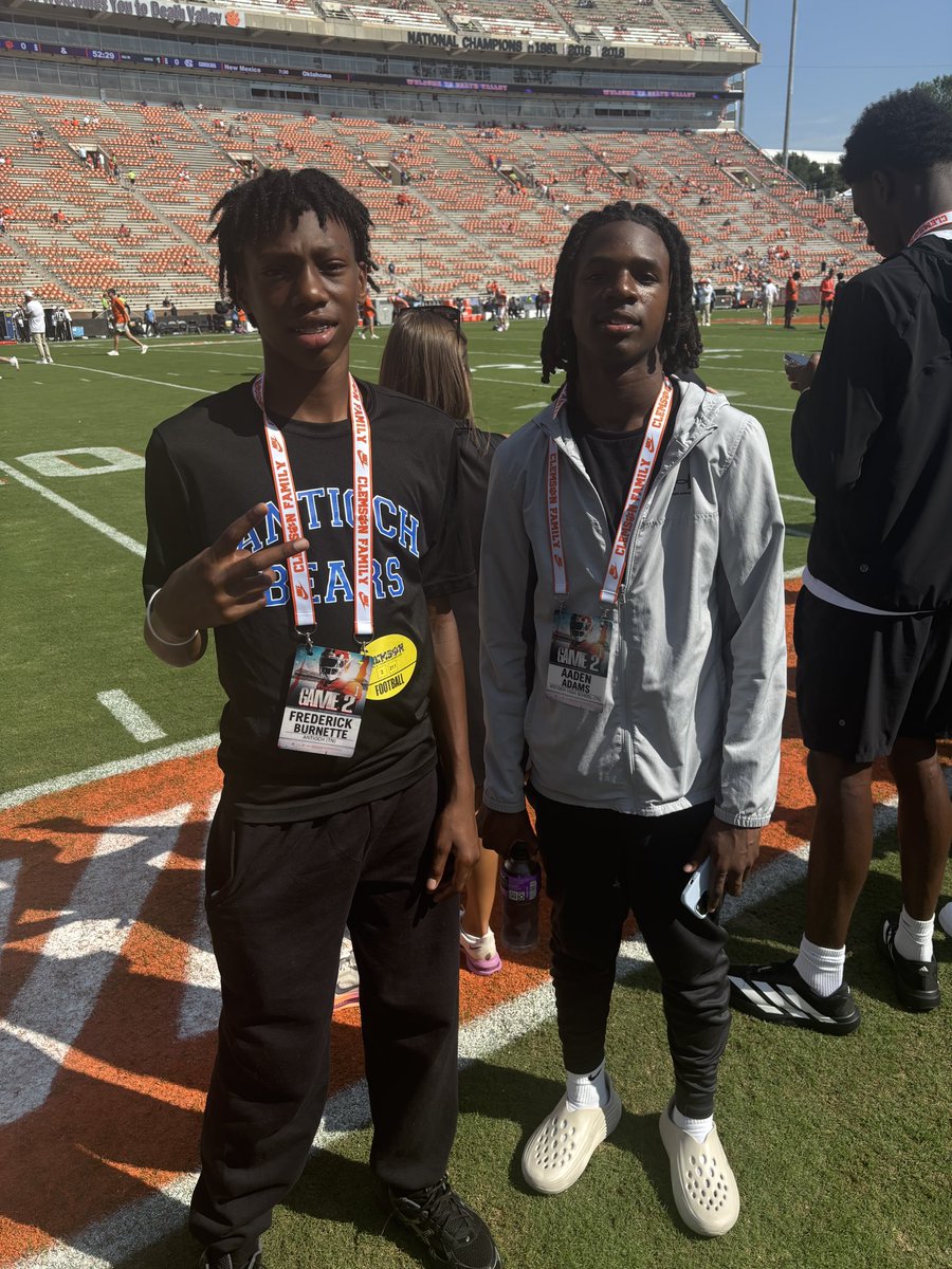 AHSBEARS_FB's tweet photo. 🍊🐅 Clemson Visit 

@Aadenadams0 &amp; @fb2_deuce visited @ClemsonFB!

Class of ’29 &amp; ’30 | Two-Way Athletes 🏈

Keep working. The future is bright! https://t.co/2QDbSq1wGA