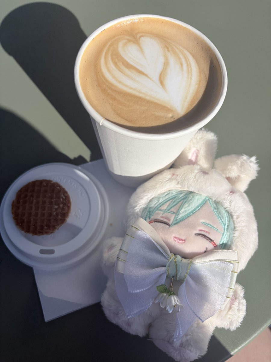 writtenwynn's tweet photo. Our (first) sweet treat of the day he matched the table….. https://t.co/ZsjFgHHSTo