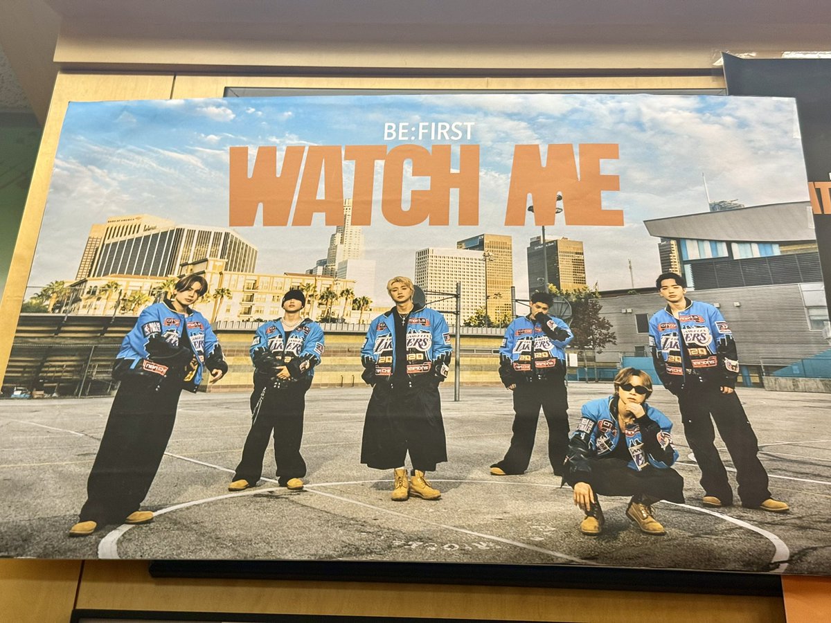 helloimbesty's tweet photo. ジャケットもアー写もすっかり海外の書店に馴染んでた〜ほんとにかっこいい（ ; _ ; ）🖤🧡 https://t.co/fWGvH0Ww0O
