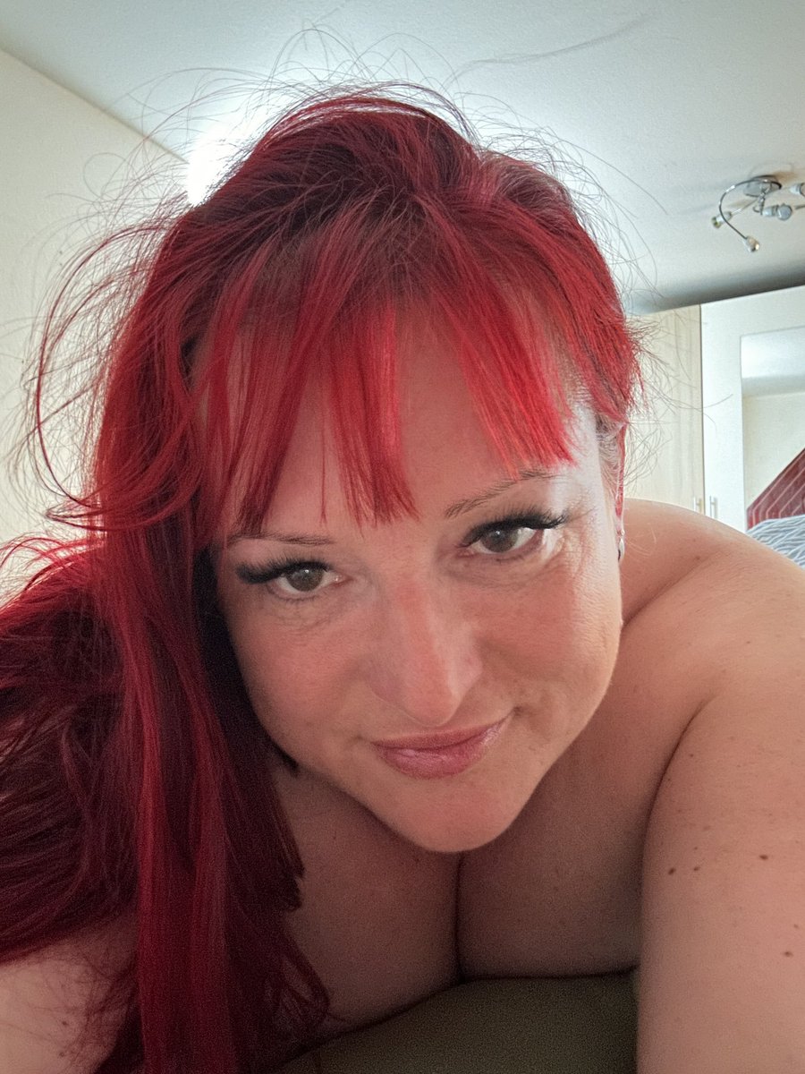 yourChristine1_'s tweet photo. Is my red hair a red flag for you ? https://t.co/O0qUOU0Sth