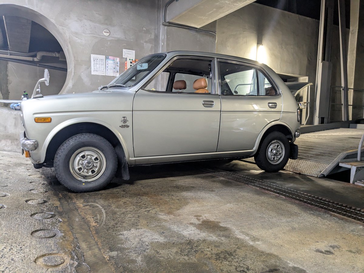 SnailOnWheel's tweet photo. 雨なので車庫でできることをするだよ。

ジャッキポイント周りの塗装ハゲをお掃除してガンメタのサビキラー塗るだよ。

化粧でシャドーを入れるような要領でボディが高さ方向に薄っぺたく見えればいいなぁ（最近のハイブリッドカーと同じ手口 https://t.co/9mIP7h40nn