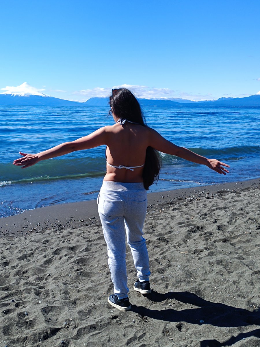 thiarebunny's tweet photo. Un poquito de Nico Robin frente al Lago Llanquihue 💙🌊 Este bikini inspirado en su look combina demasiado bien con el paisaje. 👀✨ ¿Qué miraste primero: el outfit o el volcán? 😏
Sígueme: @thiarebunny
#NicoRobin #OnePiece #Cosplay https://t.co/3PVgFGqAnj
