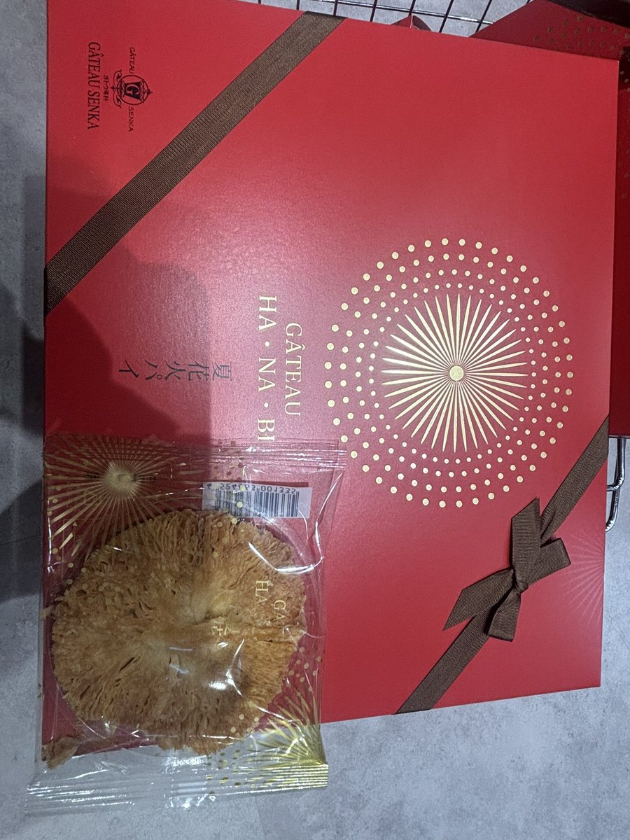 kikisys's tweet photo. 新潟土産物色中
ガトウ専科の夏花火パイ
のレジ行列に並んで30分経過、、
あと10分位かな？

 #KisMyFt2_fan15 https://t.co/ybGIgmj3AV