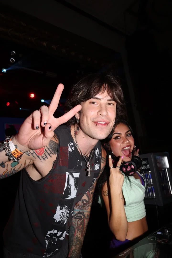 girlshapedblunt's tweet photo. jake &amp; tara at her show https://t.co/fPB7VgqLVB