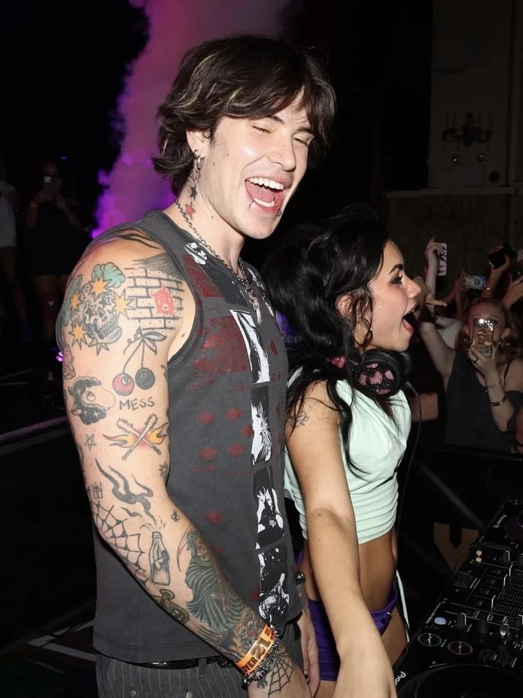 girlshapedblunt's tweet photo. jake &amp; tara at her show https://t.co/fPB7VgqLVB