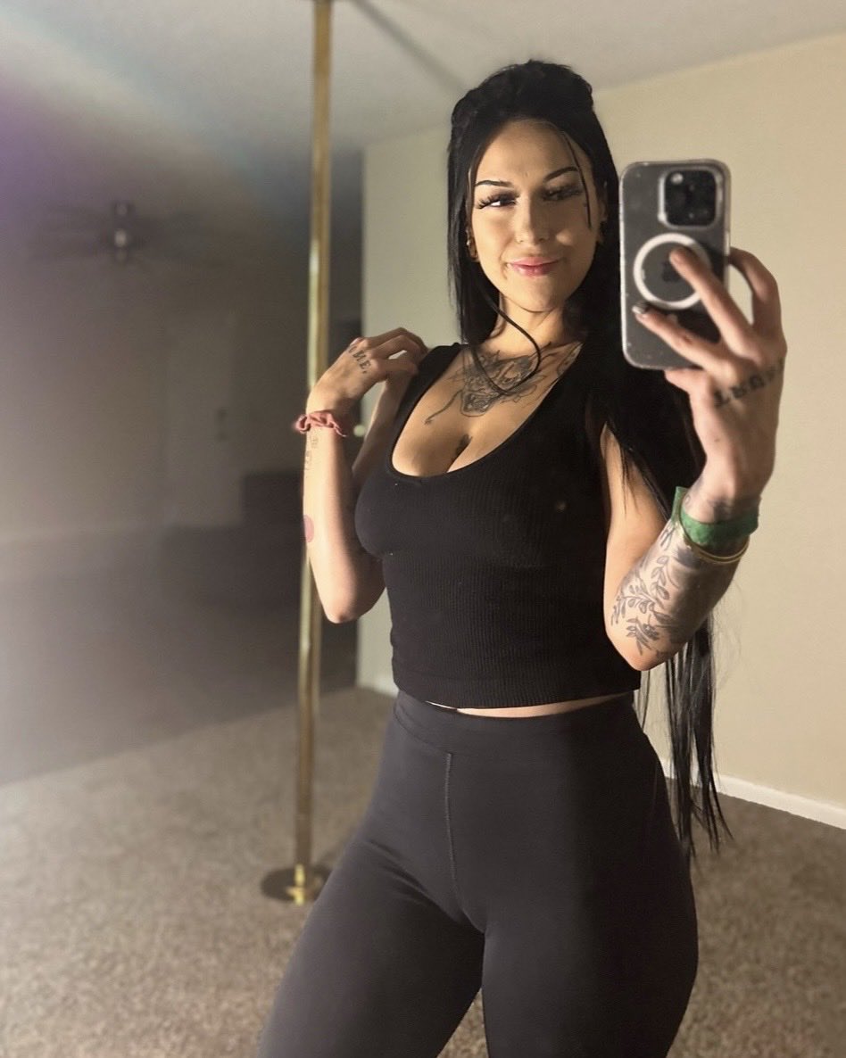 InkedCherryFox's tweet photo. 🙇‍♂️ #goddess #domme #sph https://t.co/NRMEf42OHu