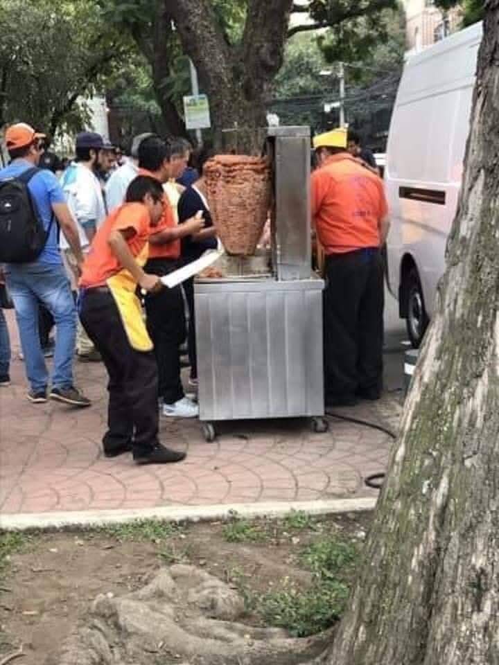 En_jupiter_'s tweet photo. El 19 de septiembre a la 1:14 pm  México se derrumbo.
A la 1:19pm los mexicanos ya lo estábamos levantando. https://t.co/BCZgPJAV80