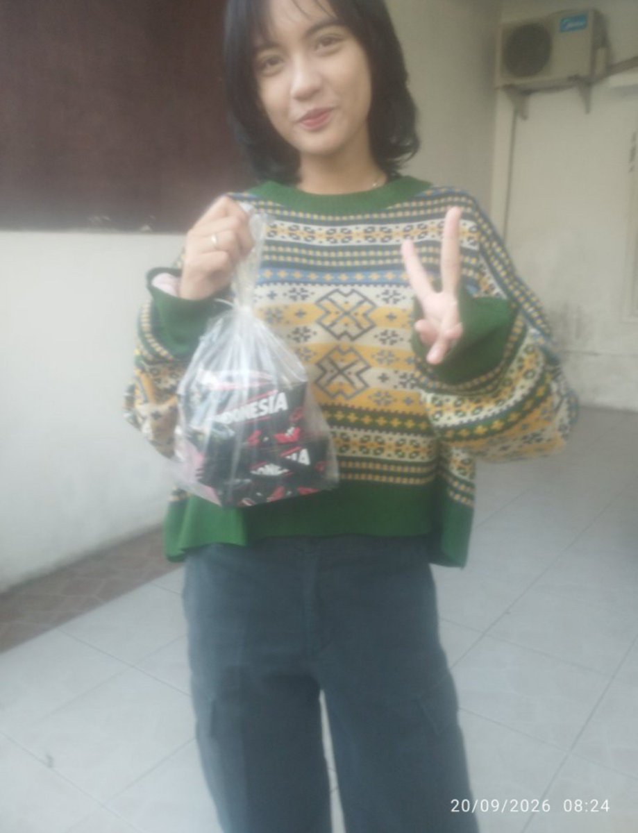 ___zelaaa's tweet photo. naik pesawat bawa koper 
jangan lupa bawa charger 
calla terbang jauh ke moscow 🇷🇺
safe flight yaa, jangan lupa kabar 😙

@_____calla 🫰🏻 
thanks bapak grab fotonya 🤭 https://t.co/2GD4E5No07