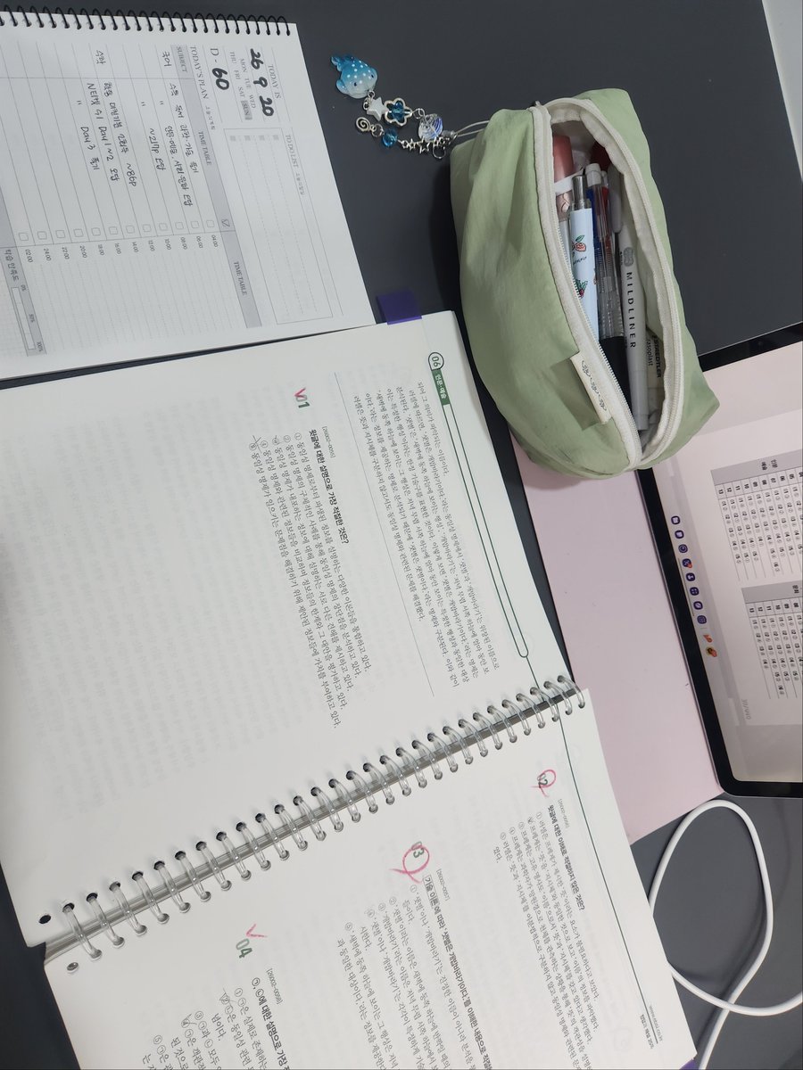 ewigkkt012's tweet photo. 공부하자
그리��� 배경화면 바꿧는데 귀엽죠 https://t.co/k2tARcPq37
