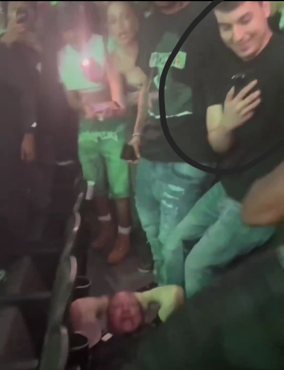 Sean_Sovereign's tweet photo. @IvankaTrumpQRVX Then you have this piece of shit enjoying the show I stead of helping the old man. https://t.co/3fnsP1rObd