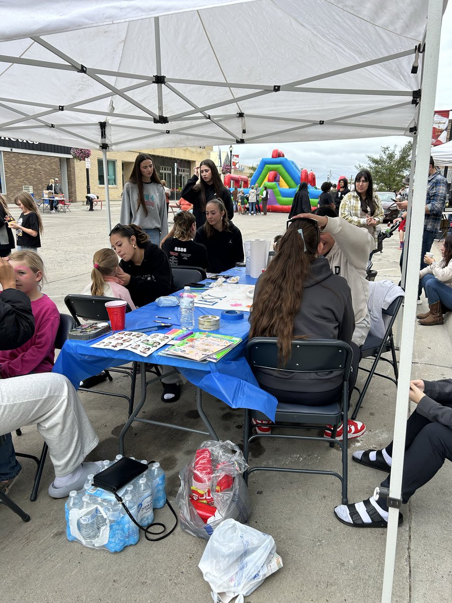 LRSCWBB's tweet photo. Enjoyed our time face painting as part of the fall festival in downtown DL— Thank you to everyone who came and stopped by today! 🎨🌤️ https://t.co/BYWEyaYyLY