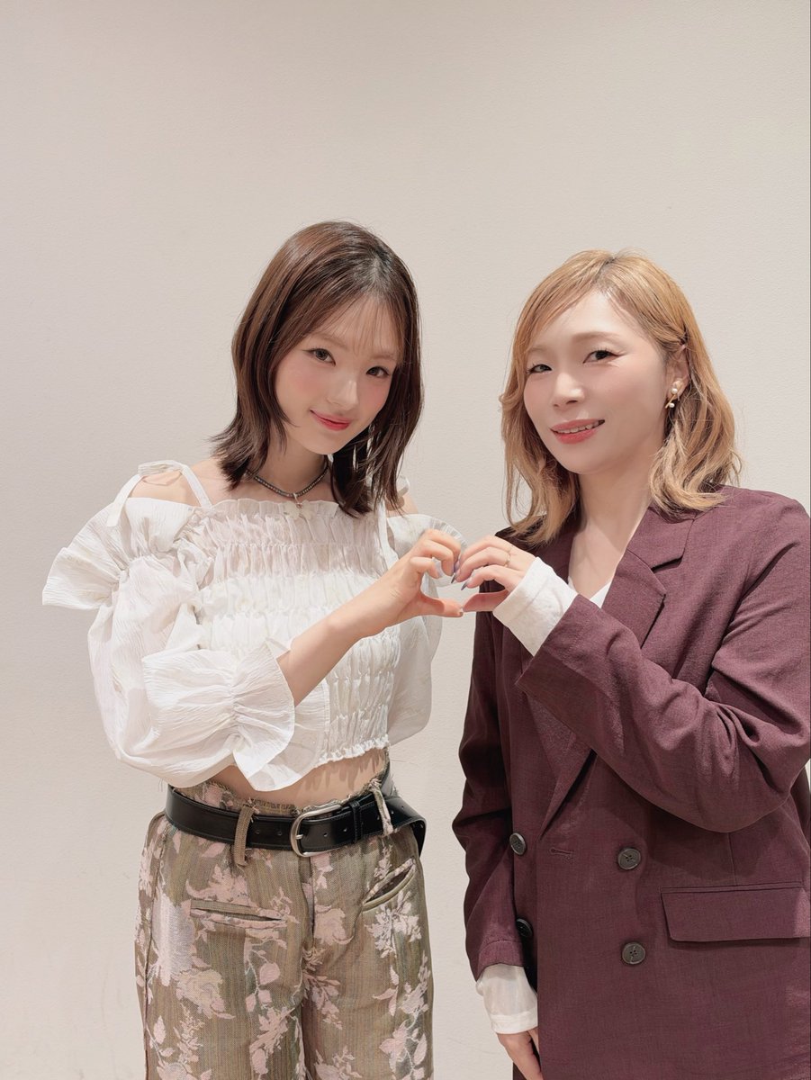 chasonh1122's tweet photo. Gyubin Japan Debut Greeting 2026で2年ぶりにギュビンちゃんと再会しました😍
言いたいことたくさんありすぎるんですけど、2年前と同じポーズで写真撮ろうって2人でキャッキャしちゃいましたとさ✨💖
iPhone18proの威力📸 https://t.co/j3IKptbNIE