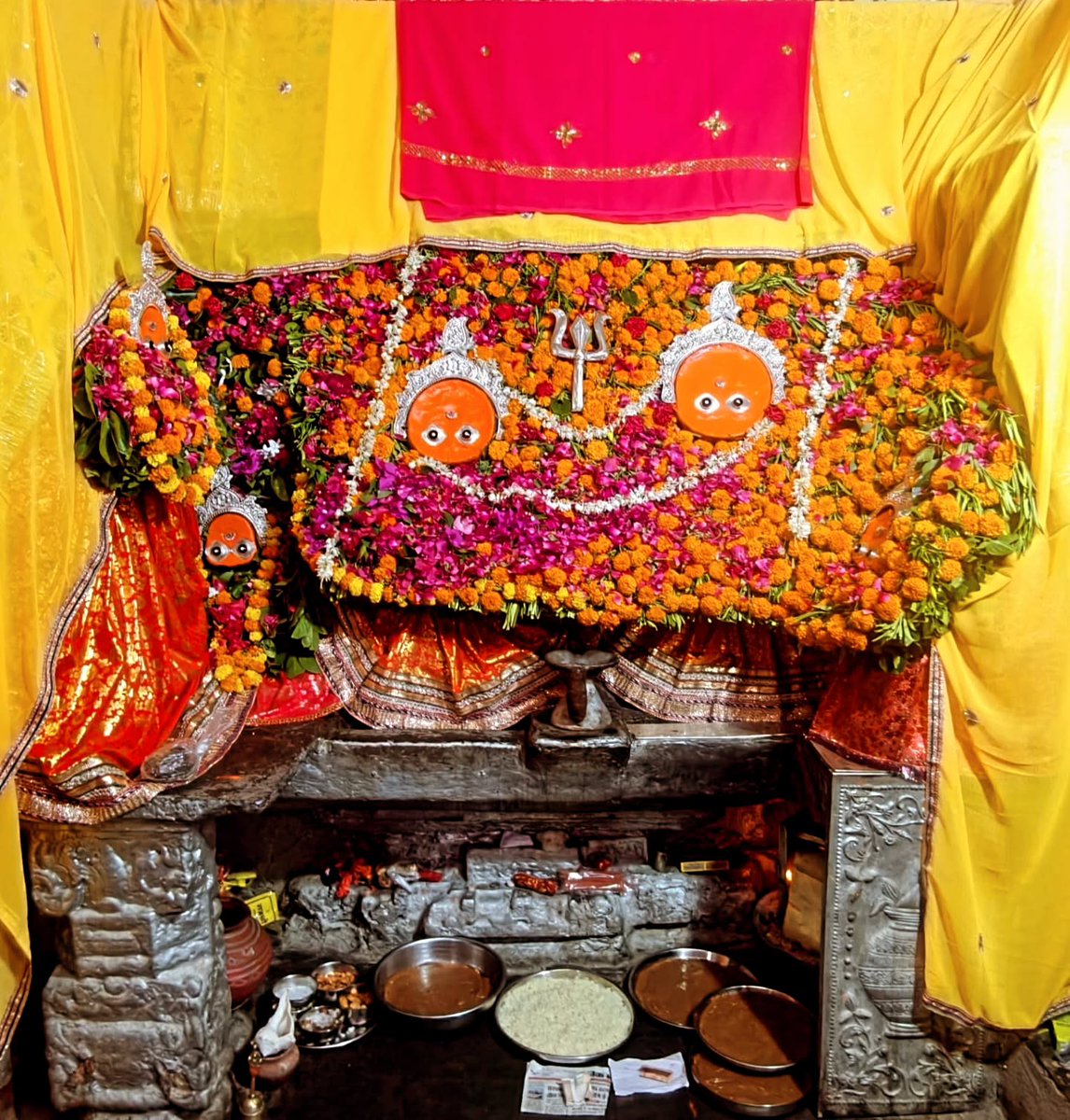 AlmejandraGH's tweet photo. *श्री राज राजेश्वरी माँ धनोप मातेश्वरी की जय*
आज शक सम्वत-1948 विक्रम सम्वत-2083 के आषाढ़ कृष्ण-10 *दशमी* वार-शुक्रवार दिनांक-10 जुलाई 2026 के श्रृंगार दर्शन 🙏🏻 https://t.co/L8D2McSCLz