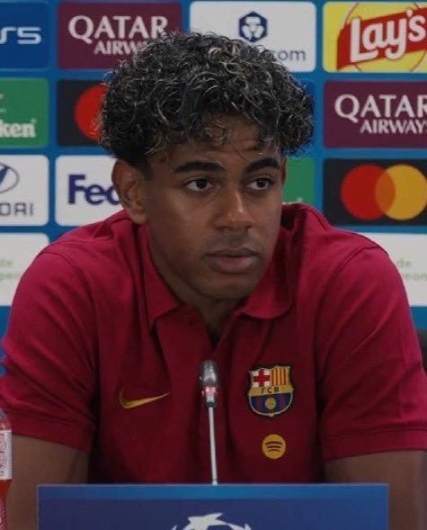 BiggestMohhh's tweet photo. 🚨🎙️ Lamine Yamal on what Hansi Flick told him when Barcelona went 1-0 down:

Reporter: “We saw Hansi Flick discussing something with you immediately after you went 1-0 down. What did he tell you?”

Yamal: “Yes, Flick called me and told me to keep dragging the focus onto myself and make use of Raphinha. He wanted me to understand that when the opposition’s focus is on me, Raphinha will be there to punish the space they leave behind.

“Honestly, it worked exactly how he explained it. We kept moving the ball, creating those spaces, and Raphinha took advantage of them. That’s what this team is about—everyone helping each other and finding solutions together. We’re really happy with the win.”