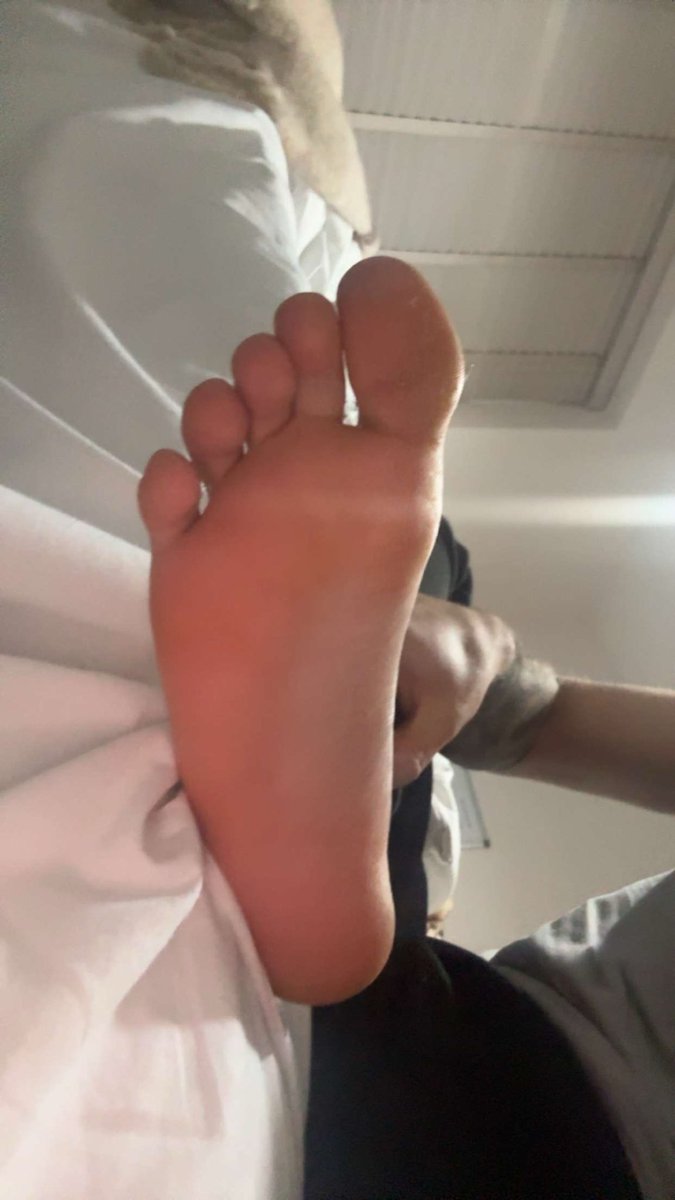 harvxday's tweet photo. 18yrs old new to this #findom #feet #feetfetish #foot #alpha #footfetish #teenager #hung https://t.co/YHIdGvxBFM