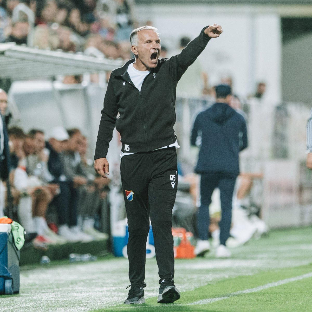 fcbanikostrava's tweet photo. 🎙️ "Nejvíce si vážím toho, že jsme ukázali, že se chceme rvát o své místo na slunci. Je to proces. Velkým pozitivem jsou i dva vstřelené góly." #fcsfcb
📲 Celá tiskovka v Chachar Passu https://t.co/ElA1V5oTKd