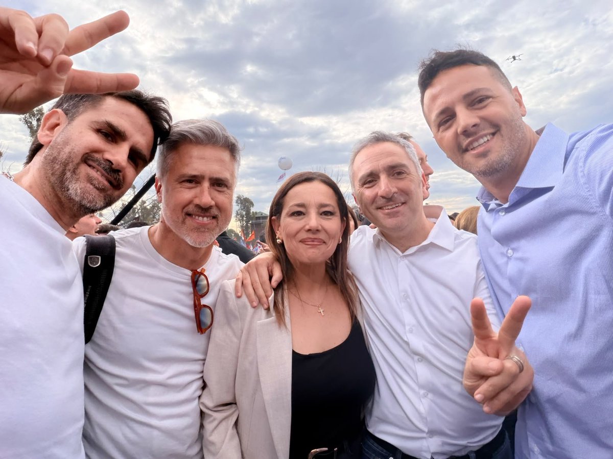 Adry_Cano's tweet photo. HAY OTRO CAMINO 🇦🇷

Desde Mendoza, acompañando este encuentro federal que reunió a representantes de todo el país, reafirmamos una convicción: hay otra Argentina posible.

Una Argentina que se construye con diálogo, federalismo y una mirada puesta en el futuro.

No hay un único camino. Hay una alternativa. Hay otro camino. Y lo vamos a construir entre todos.