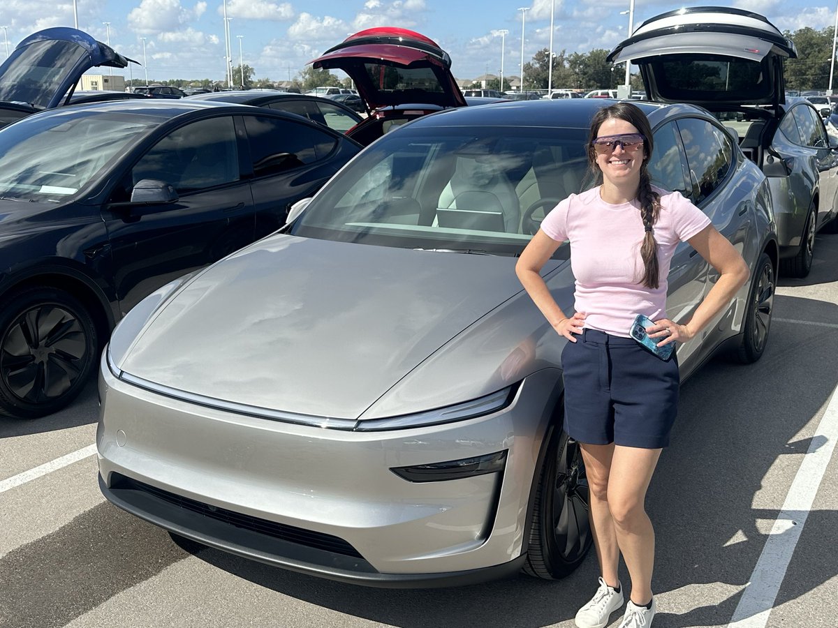 lazytot101's tweet photo. Wife and I just picked up our new model YL!!! Thank you @elonmusk! https://t.co/qihtzDAqul