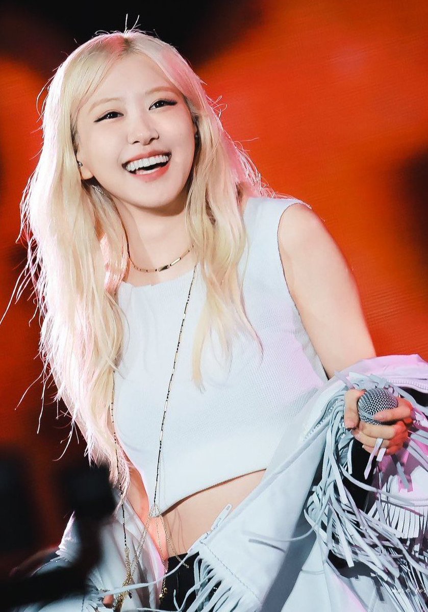 _rosienumberone's tweet photo. Her smile is genuinely so beautiful, it just brightens up everything around her🩷✨ #ROSÉ #로제 https://t.co/22VJGjK1ou