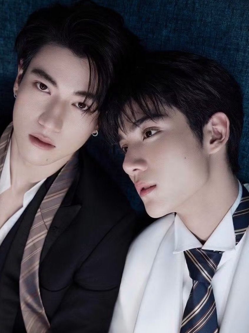 saraah_universe's tweet photo. have you ever heard of a power couple? https://t.co/OFTZGrKQev