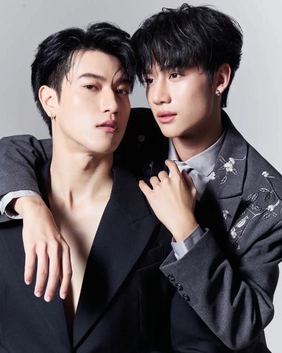 saraah_universe's tweet photo. have you ever heard of a power couple? https://t.co/OFTZGrKQev