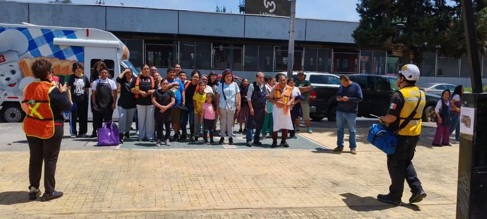 evelyn_parraA's tweet photo. 🚨 ¿Y SI ESTA VEZ NO FUERA UN SIMULACRO?
Por eso en Venustiano Carranza no esperamos a que pase algo para reaccionar. Hoy, nuestras Territoriales #Arenales, #Balbuena, #Moctezuma y #Morelos se activaron y participaron en el #SegundoSimulacroNacional2026. 🇲🇽
De territorio en territorio, probamos protocolos, coordinación y capacidad de respuesta. Porque cuando se trata de proteger a nuestra gente, no hay
ensayo que sobre.
Hoy simulamos. Mañana, si hace falta, estaremos listos. 🚨❤️🩹
#VCarranza #ProtecciónCivil
#PrevenciónSalvaVidas #LaEnergíaQueTransforma