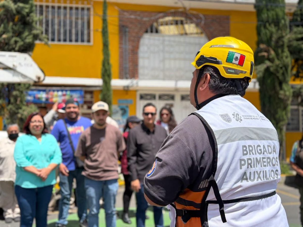 evelyn_parraA's tweet photo. 🚨 ¿Y SI ESTA VEZ NO FUERA UN SIMULACRO?
Por eso en Venustiano Carranza no esperamos a que pase algo para reaccionar. Hoy, nuestras Territoriales #Arenales, #Balbuena, #Moctezuma y #Morelos se activaron y participaron en el #SegundoSimulacroNacional2026. 🇲🇽
De territorio en territorio, probamos protocolos, coordinación y capacidad de respuesta. Porque cuando se trata de proteger a nuestra gente, no hay
ensayo que sobre.
Hoy simulamos. Mañana, si hace falta, estaremos listos. 🚨❤️🩹
#VCarranza #ProtecciónCivil
#PrevenciónSalvaVidas #LaEnergíaQueTransforma