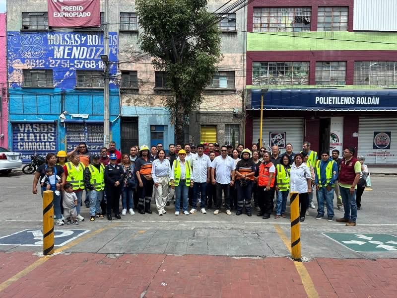 evelyn_parraA's tweet photo. 🚨 ¿Y SI ESTA VEZ NO FUERA UN SIMULACRO?
Por eso en Venustiano Carranza no esperamos a que pase algo para reaccionar. Hoy, nuestras Territoriales #Arenales, #Balbuena, #Moctezuma y #Morelos se activaron y participaron en el #SegundoSimulacroNacional2026. 🇲🇽
De territorio en territorio, probamos protocolos, coordinación y capacidad de respuesta. Porque cuando se trata de proteger a nuestra gente, no hay
ensayo que sobre.
Hoy simulamos. Mañana, si hace falta, estaremos listos. 🚨❤️🩹
#VCarranza #ProtecciónCivil
#PrevenciónSalvaVidas #LaEnergíaQueTransforma