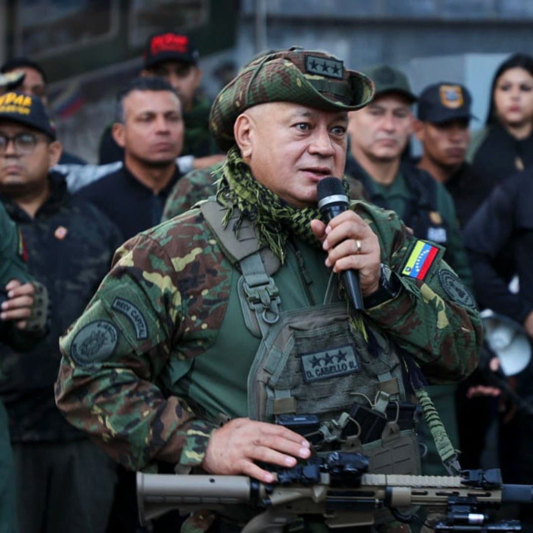 oavendano's tweet photo. 🚨 | El presidente paraguayo, @SantiPenap, junto a la dictadora interina chavista Delcy Rodríguez en Miraflores.

El ministro de Interior de Delcy Rodríguez es Diosdado Cabello, reconocido narcotraficante, violador de DDHH y uno de los criminales con mayor recompensa por su captura.