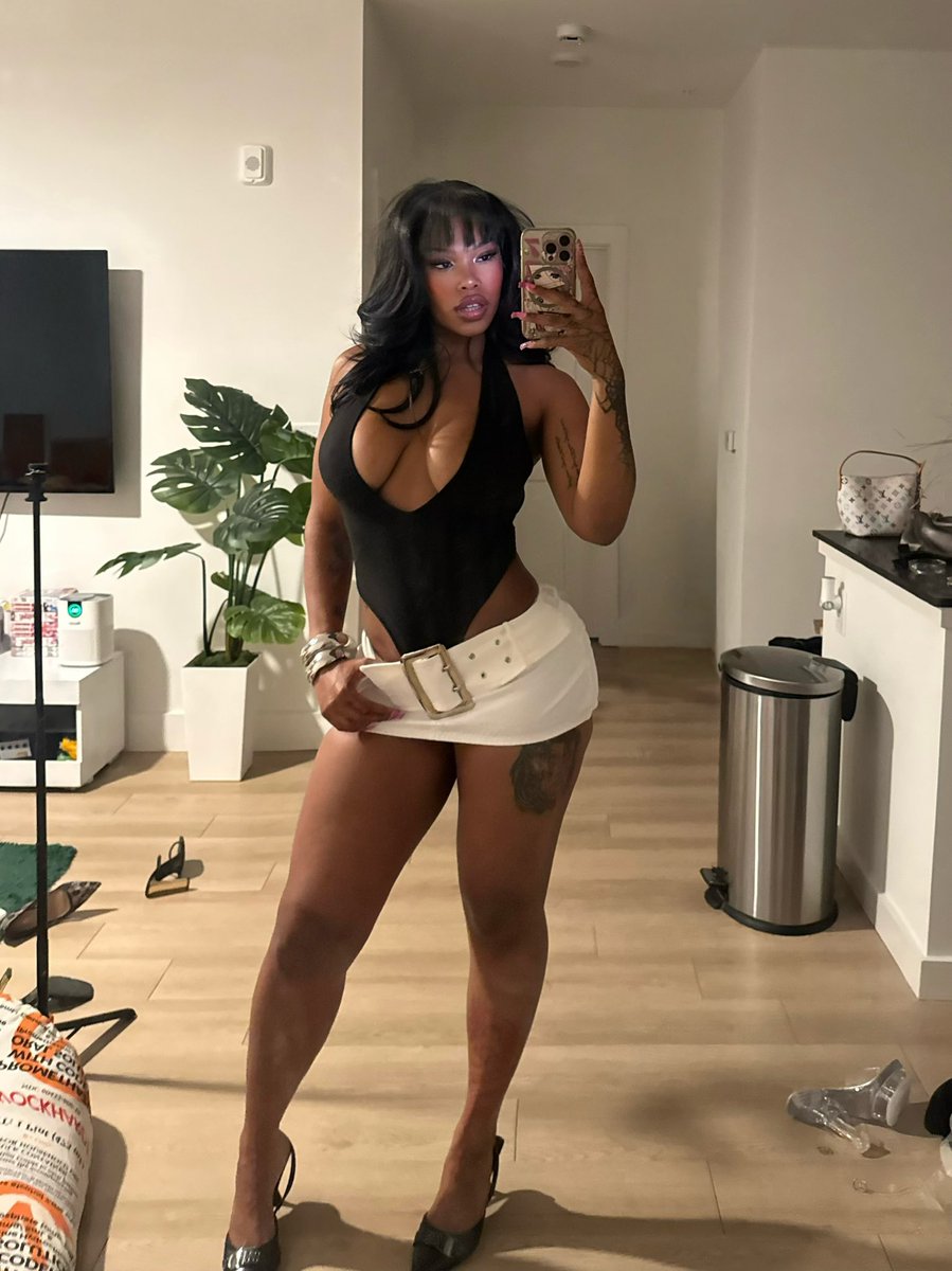 JadeDaGem's tweet photo. mini skirt the size of a belt ￼￼￼ https://t.co/l3b3XPUaLF