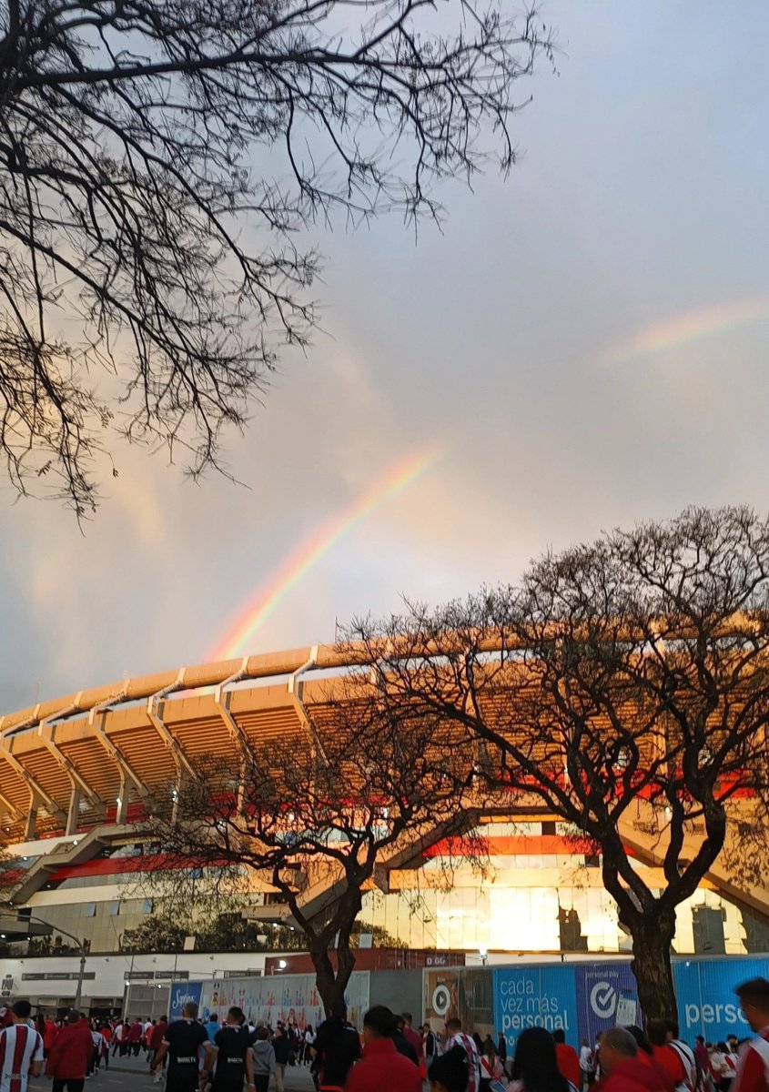 lauti_rioss's tweet photo. Los hinchas de River somos constantemente testigos de escenarios increíbles. https://t.co/pLKEYr3VEk